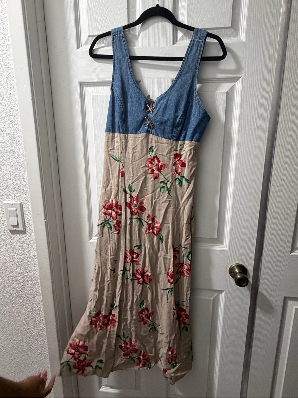 Jenni Denim-Top Maxi Dress in Blue and Beige with Red Floral Print